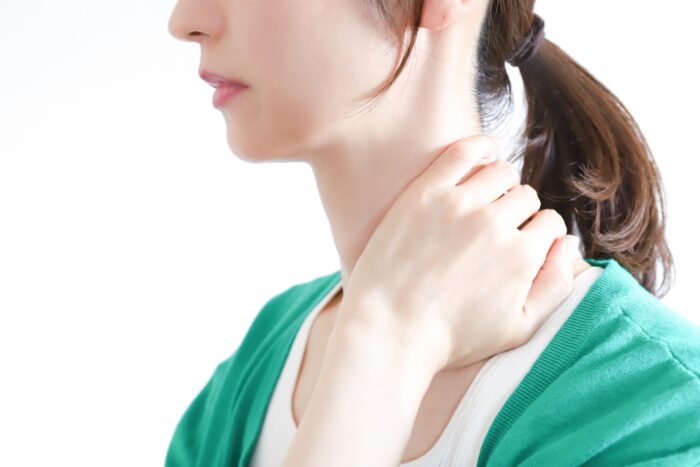 むち打ちの女性